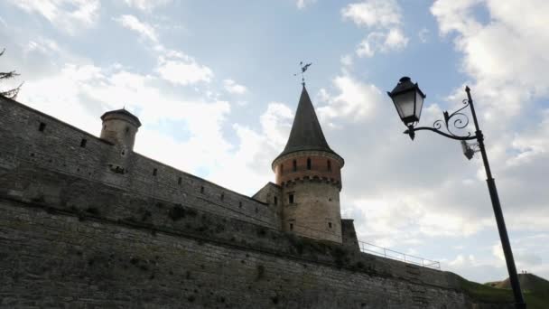 Een Van Torens Van Het Kamianets Podilskyi Kasteel — Stockvideo