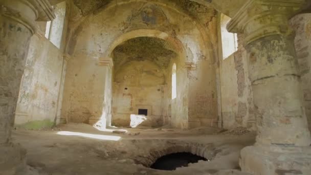 Umkippen Eine Kirchenruine — Stockvideo