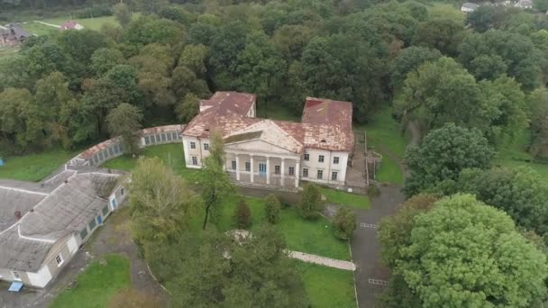 Aereo Palazzo Abbandonato Vicino Una Foresta — Video Stock