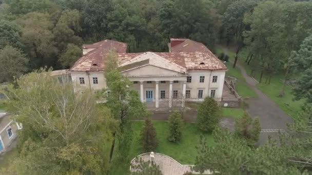 Aereo Edificio Abbandonato Vicino Una Foresta — Video Stock