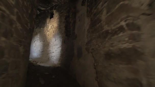 廃墟となった暗い廊下 旅行のコンセプト — ストック動画