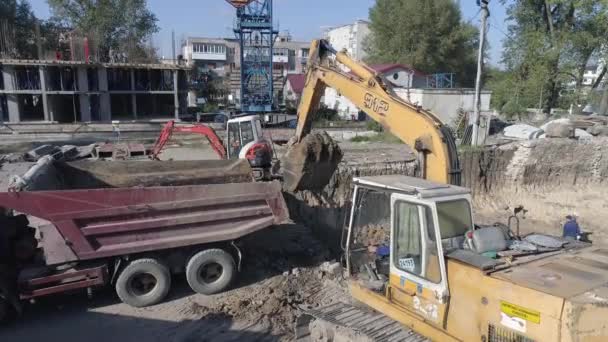 Escavatore Che Carica Camion — Video Stock