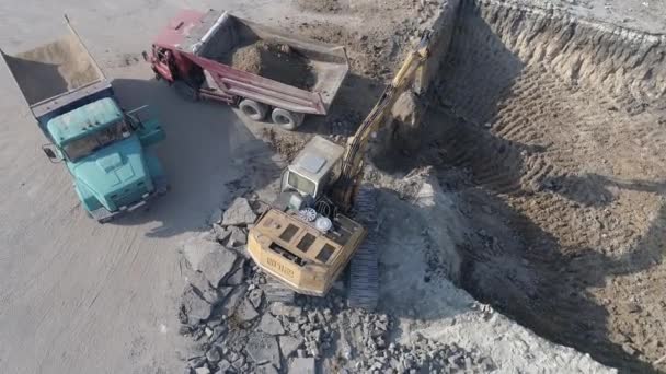 Kamyonu Yükleyen Bir Kazıcının Hava Görüntüsü — Stok video