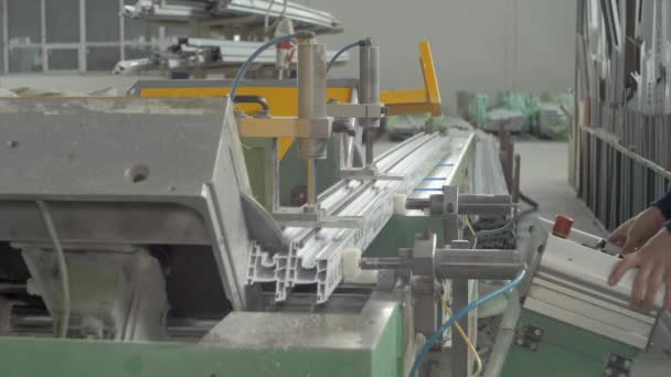Aluminiumsnijder Een Fabriek — Stockvideo