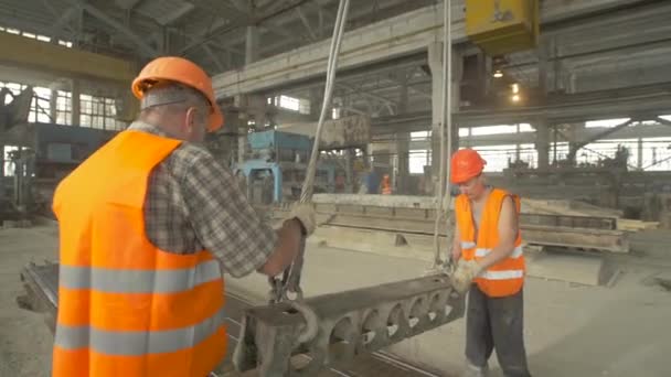 前の工場で働いてる男達 — ストック動画