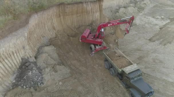 Aérea Una Excavadora Cargando Camión — Vídeo de stock