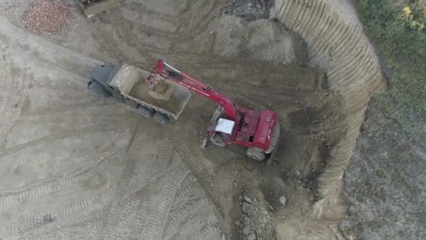 Excavadora Cargando Camión Visto Desde Arriba — Vídeo de stock