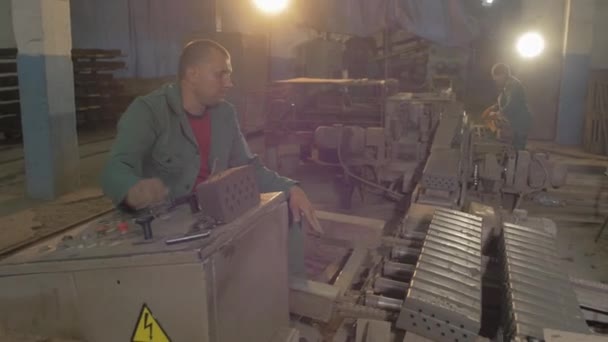 Arbeiten Einer Ziegelfabrik — Stockvideo