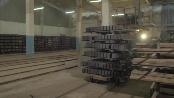 Чоловік Працює Цегляній Фабриці — стокове відео