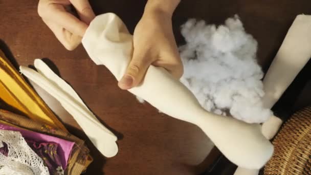 用丁香填充织物的手 — 图库视频影像
