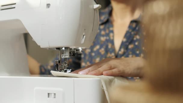 Images Recadrées Femme Utilisant Une Machine Coudre — Video