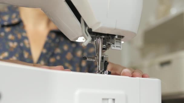 Imágenes Recortadas Mujer Utilizando Máquina Coser — Vídeo de stock