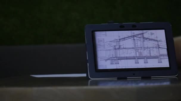 Παρουσιάζοντας Ένα Σχέδιο Σπιτιού Ένα Tablet — Αρχείο Βίντεο