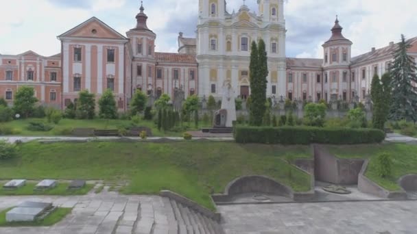 Aérea Parque Frente Iglesia Santísima Trinidad — Vídeos de Stock