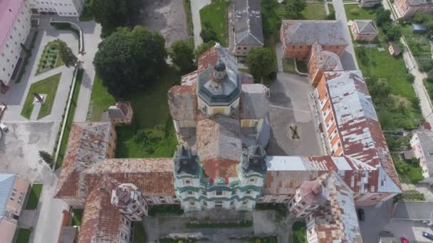 Luchtfoto Van Een Kerk — Stockvideo