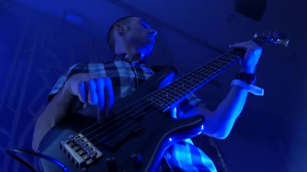 Człowiek Gra Gitarze Elektrycznej — Wideo stockowe