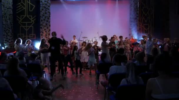 Adultes Enfants Dansant Pendant Spectacle — Video