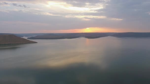 Dramatischer Himmel Und Fluss Bei Sonnenuntergang — Stockvideo
