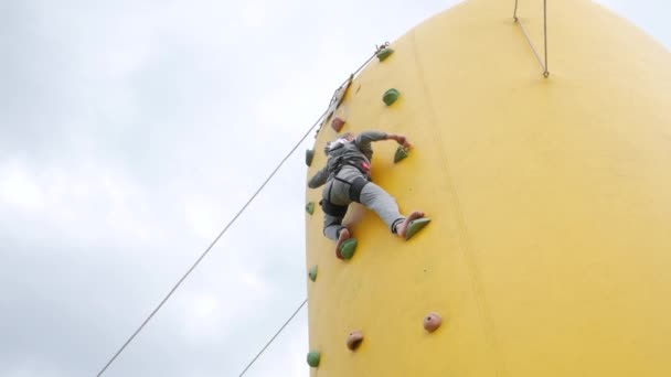 Girl Climbing Inflatable Wall — 图库视频影像