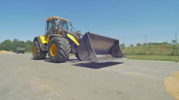 Ładowarka Kubełkowa Przywracając Stos — Wideo stockowe