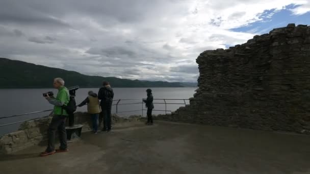 Mensen Die Loch Ness Bewonderen — Stockvideo