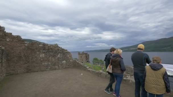 Folk Beundrar Loch Ness — Stockvideo