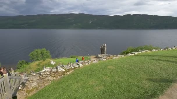 Wandelen Langs Oever Van Loch Ness — Stockvideo