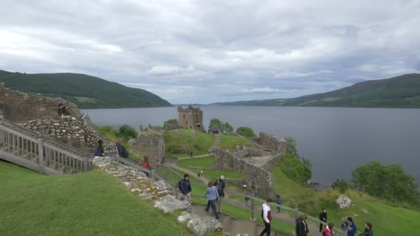 Loch Ness Batı Kıyısındaki Urquhart Şatosu — Stok video