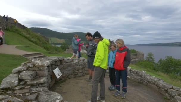 Turisták Urquhart Kastélyban Utazási Koncepció — Stock videók