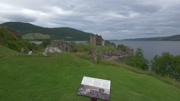Τουρίστες Επισκέπτονται Περίφημο Κάστρο Urquhart — Αρχείο Βίντεο