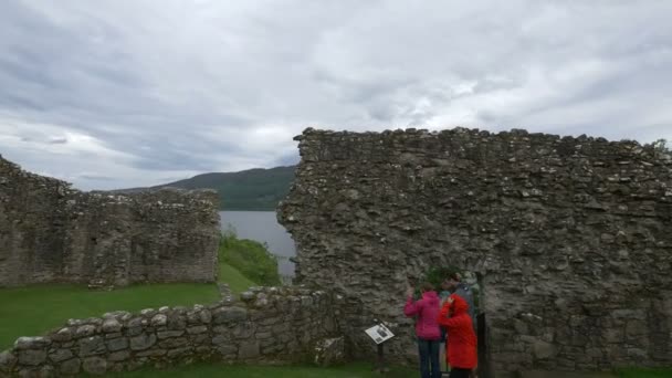 Turister Besöker Slottet Ruiner — Stockvideo