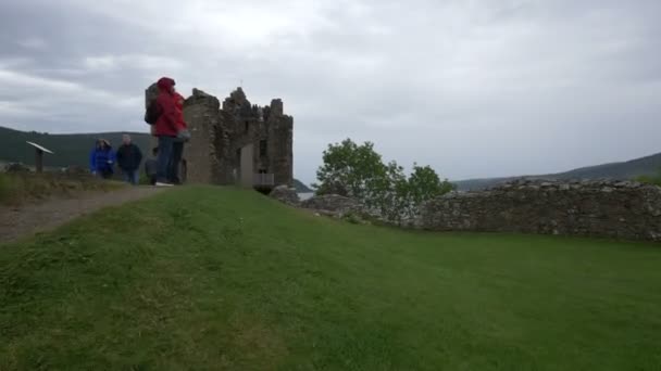 Orang Orang Yang Mengunjungi Urquhart Castle — Stok Video