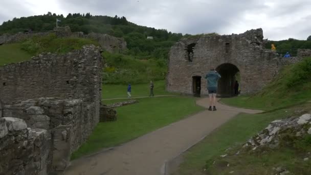 Filmaufnahmen Vom Besuch Von Urquhart Castle — Stockvideo