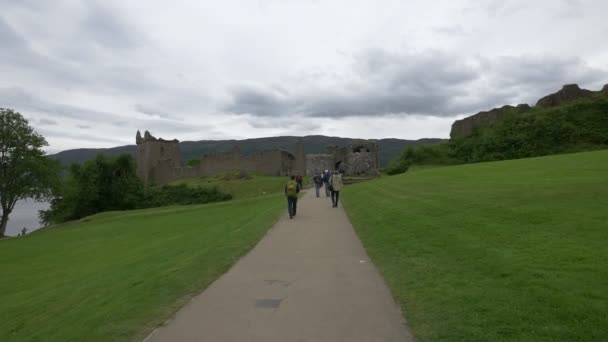 Visiting Urquhart Castle Cloudy Day — Wideo stockowe