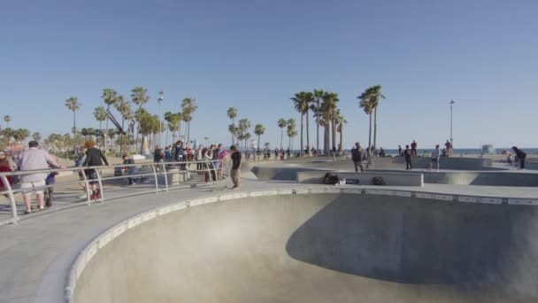 Pessoas Num Parque Skate — Vídeo de Stock