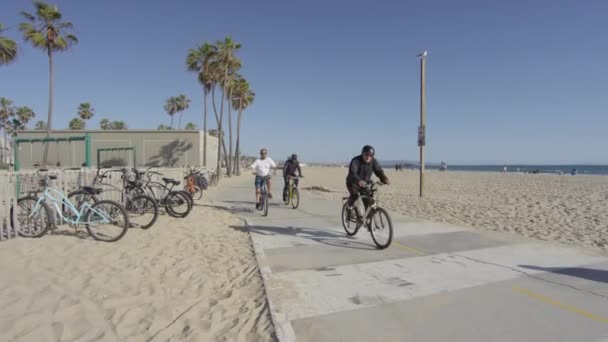 在海滩上骑自行车 — 图库视频影像