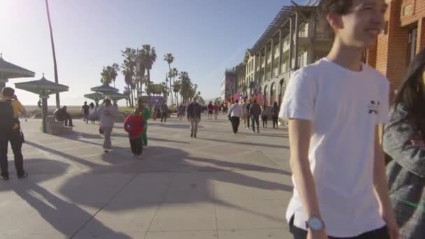 Menschen Gehen Auf Venice Beach Boardwalk — Stockvideo