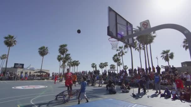 Jugador Baloncesto Tratando Atrapar Una Pelota — Vídeos de Stock