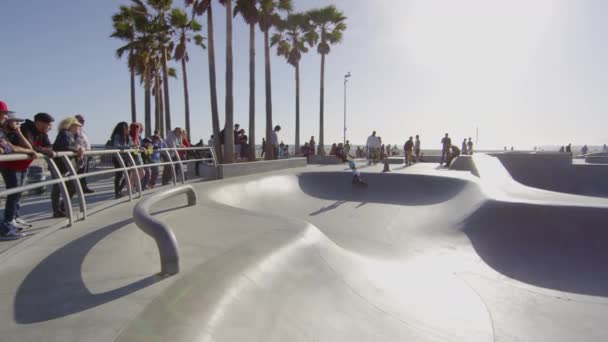 威尼斯溜冰场的小孩滑板 — 图库视频影像