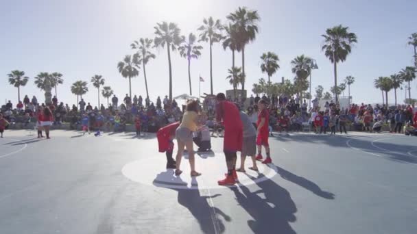 Steinpapierschere Auf Einem Basketballplatz — Stockvideo