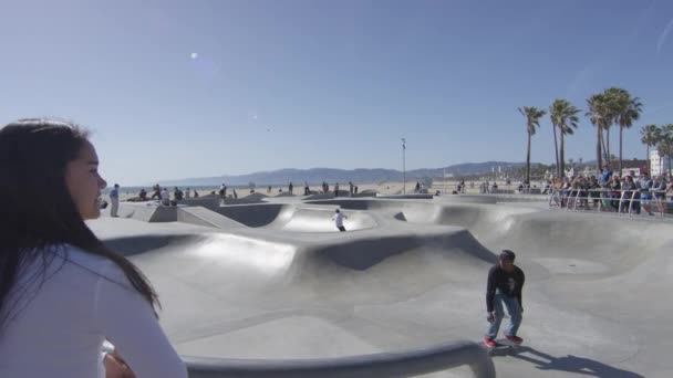 Guardare Gli Skateboarder Allo Skate Park Venezia — Video Stock