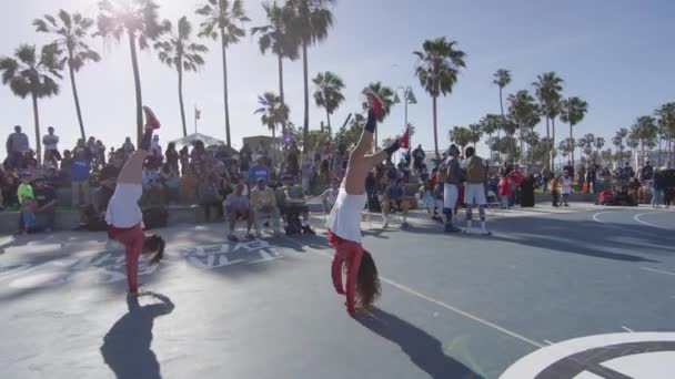 Cheerleaders Andando Mãos — Vídeo de Stock