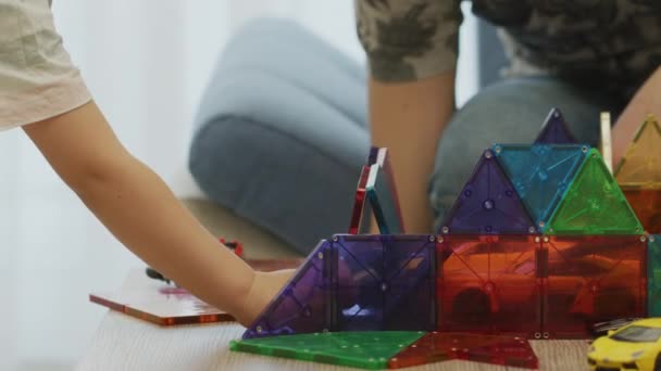 Niño Jugando Con Coches Garaje Colorido — Vídeo de stock