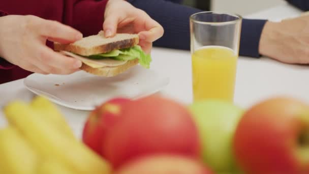 Händer Plockar Upp Smörgås — Stockvideo