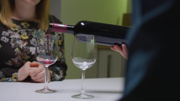 Derramando Vinho Tinto Copo — Vídeo de Stock