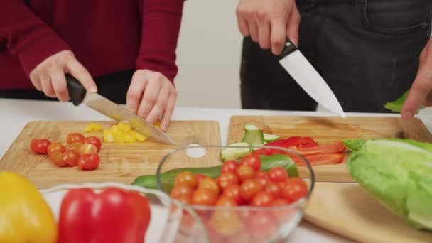 Tăierea Legumelor Pentru Salată — Videoclip de stoc