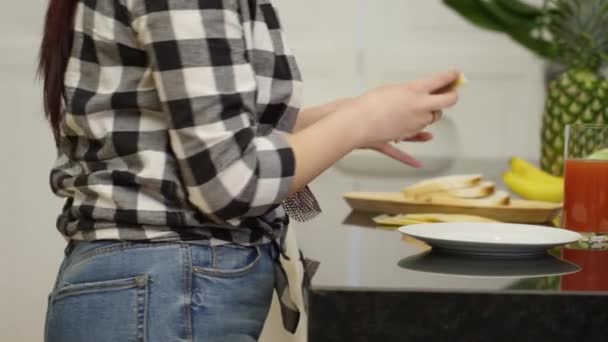 Mulher Preparando Sanduíche Perto — Vídeo de Stock