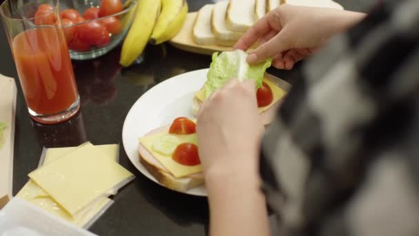 Aufnahmen Von Der Zubereitung Eines Sandwiches — Stockvideo