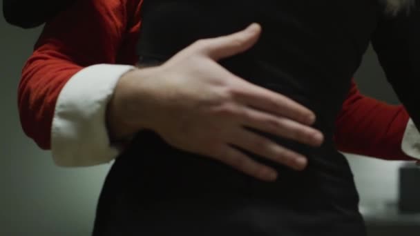 男人的手放在女人的腰部 — 图库视频影像