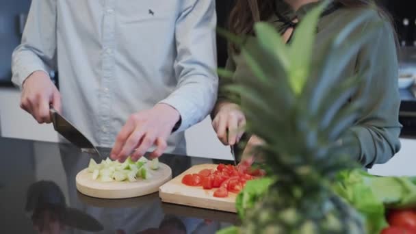 Skär Frukt Och Grönsaker Små Bitar — Stockvideo